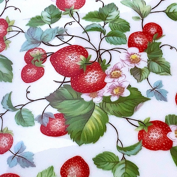 GRACES TEAWARE STRAWBERRY VINE  OVAL BAKER WITH LID 11 INCH NEW - Picture 4 of 10